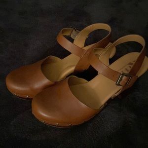 Leather clogs